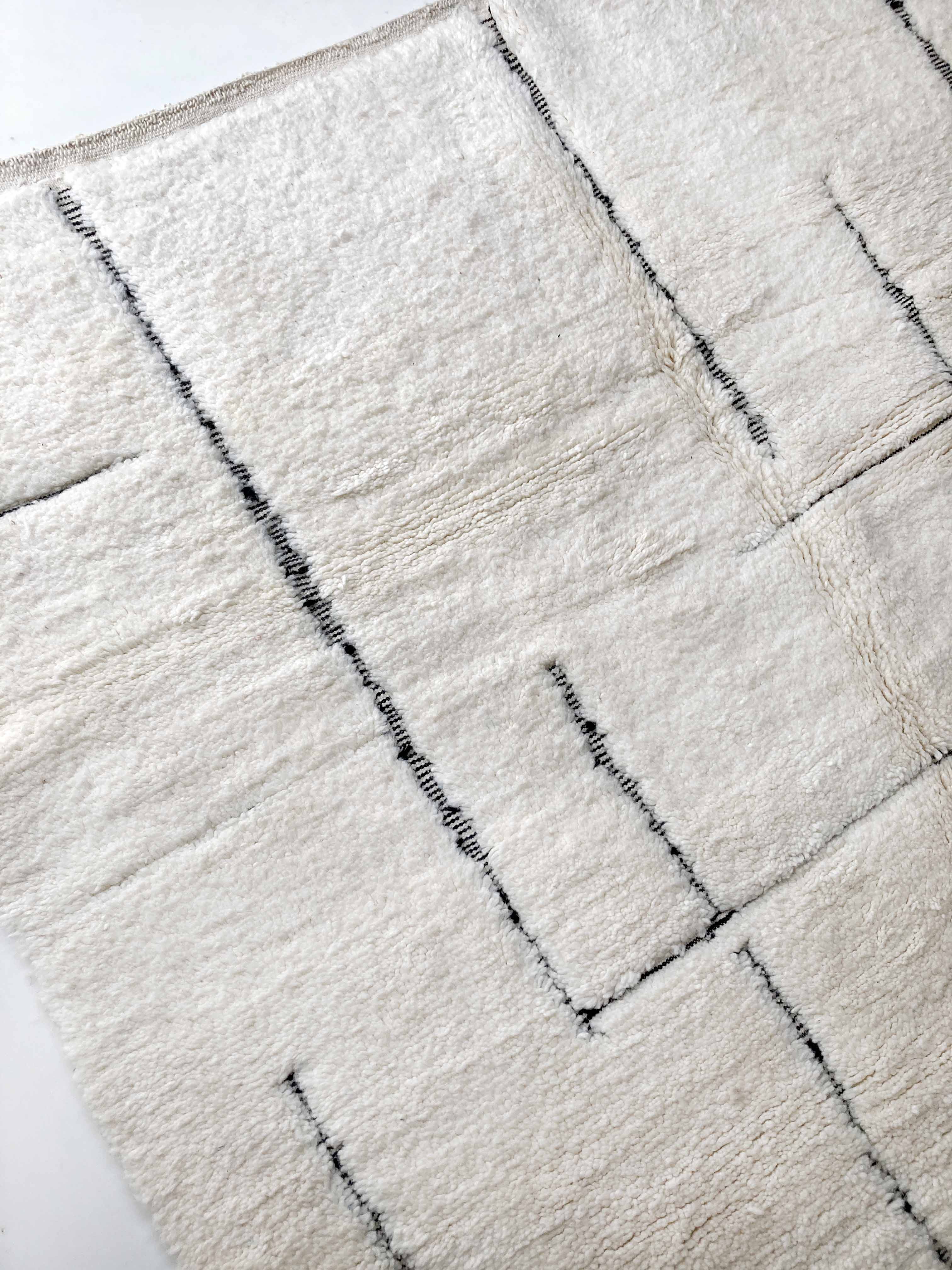 Moroccan Berber carpet beni ouarain ecru with black patterns engraved 298x202cm