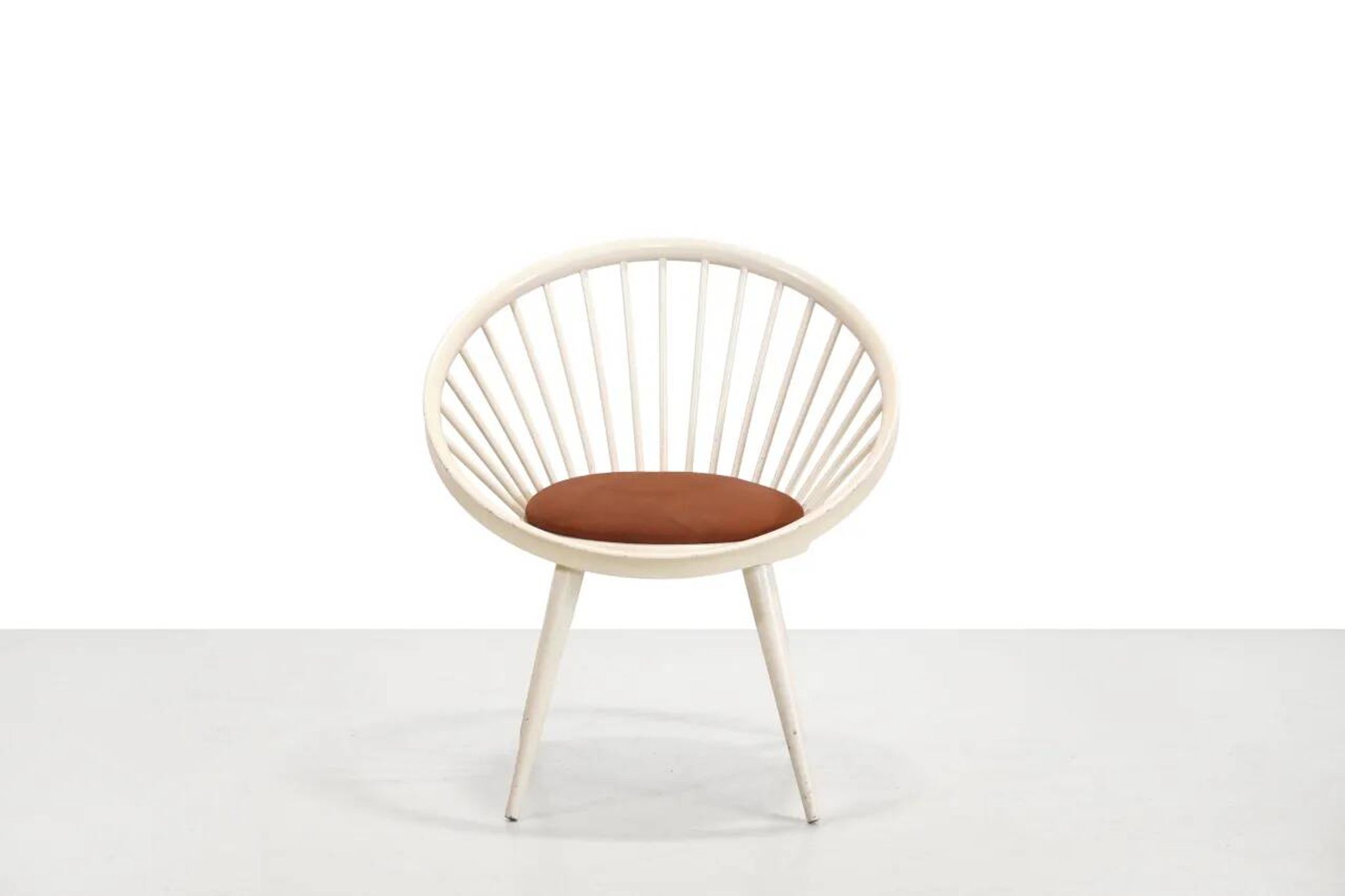 Chaise Cirkle blanche Yngve Ekström avec coussin en cuir