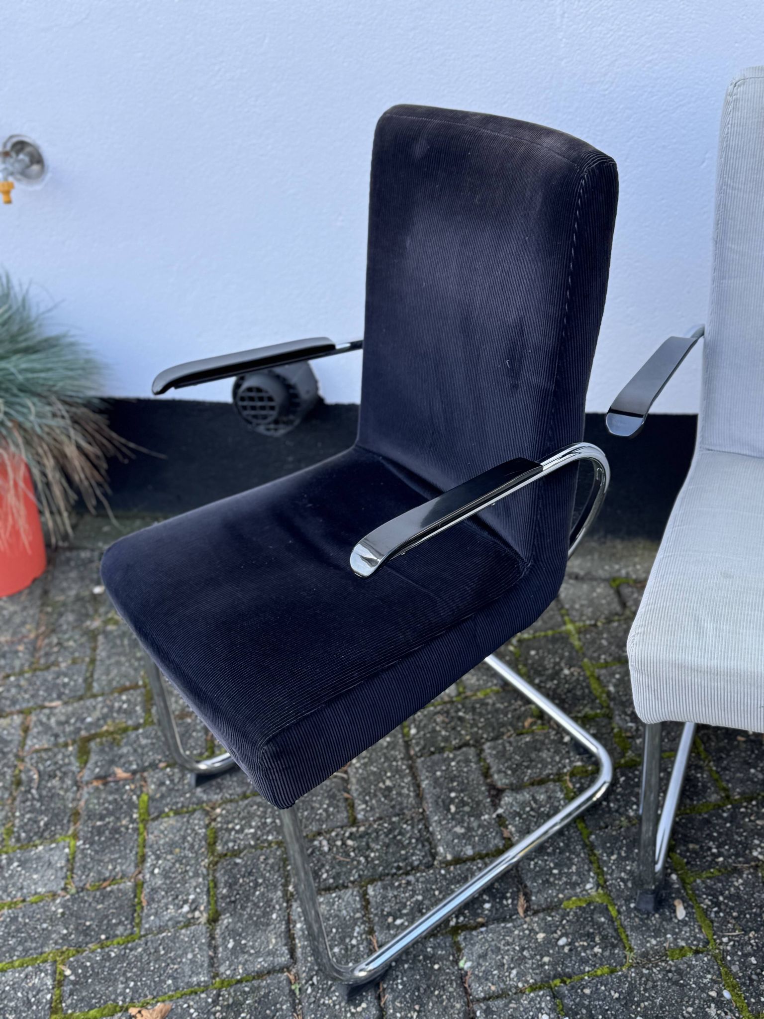 Paire de fauteuils en acier tubulaire