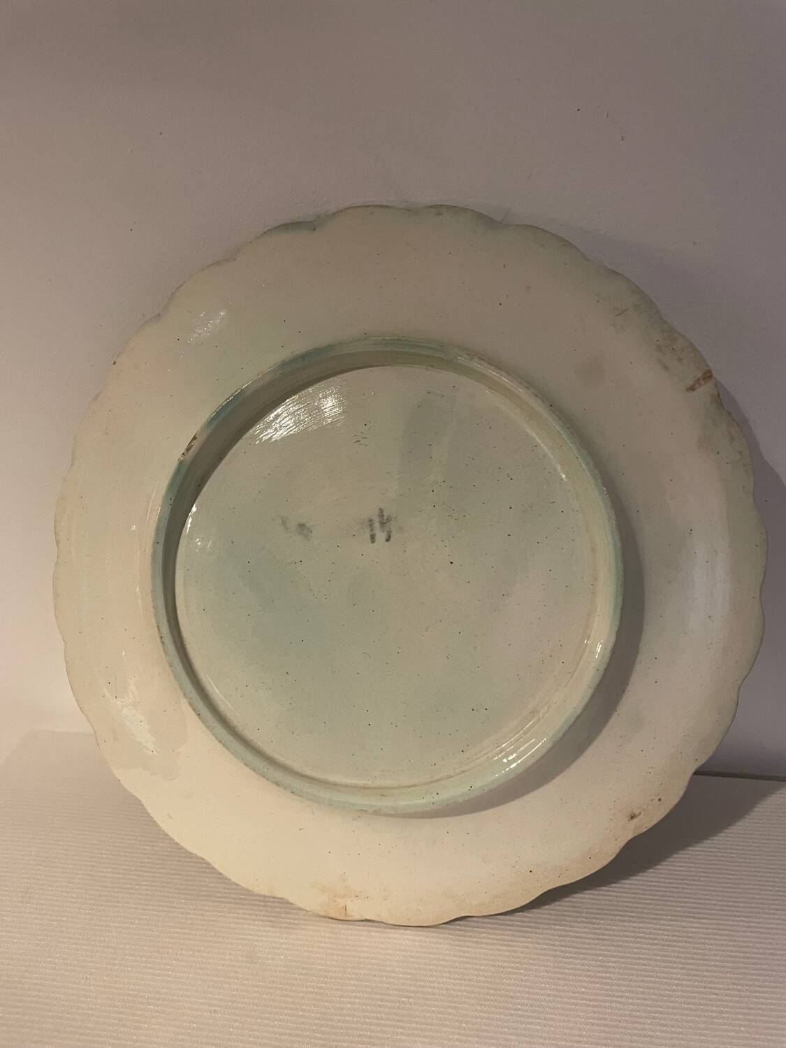 Ancienne assiette en barbotine, motif asperges