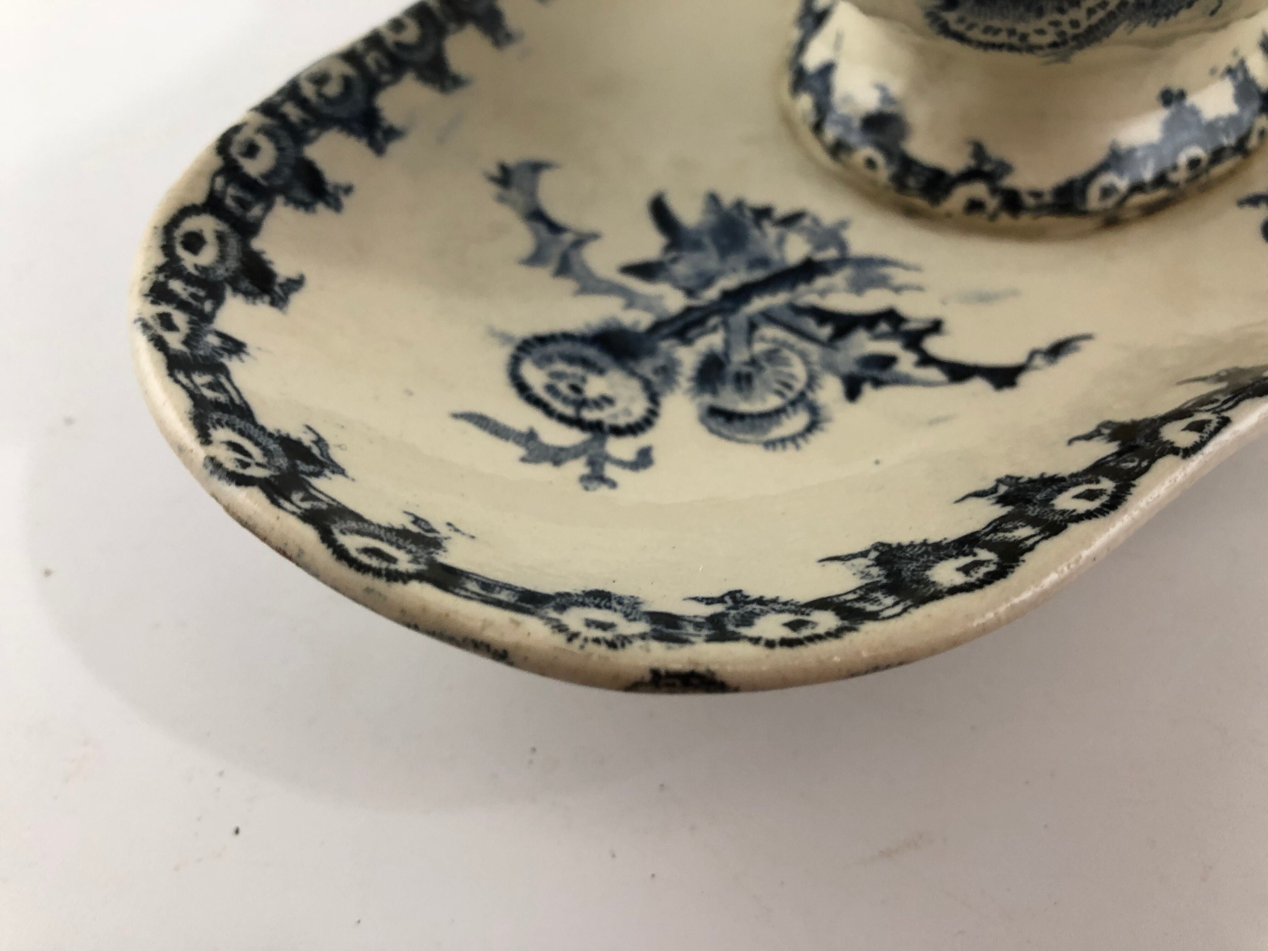 Saucière Gien Modele Chardon bleu en terre de fer 19ème