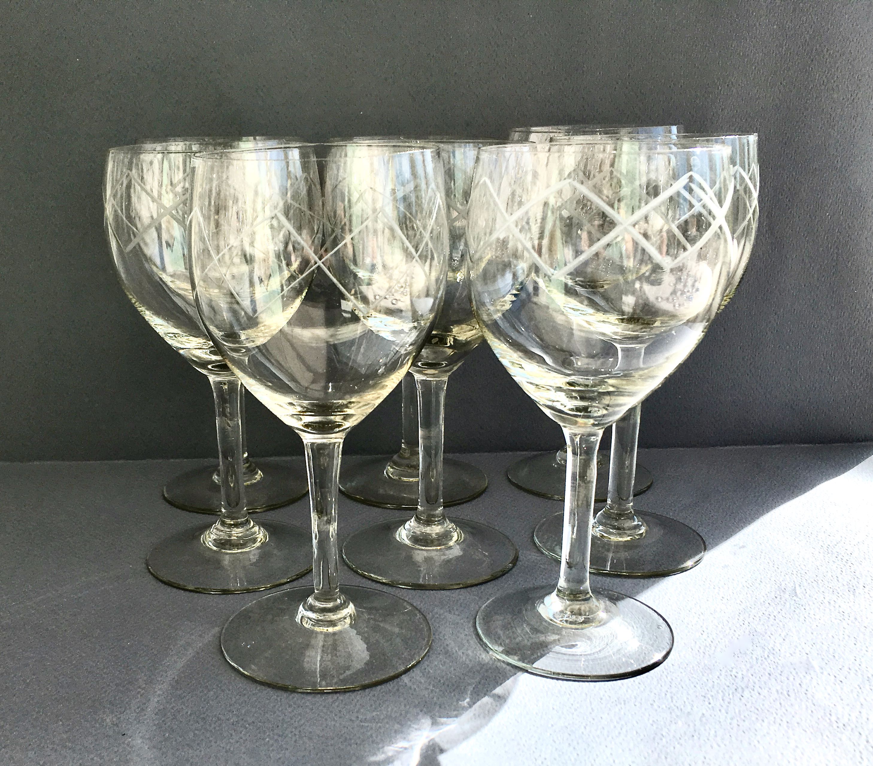 Set of 8 glasses of chiseled wine