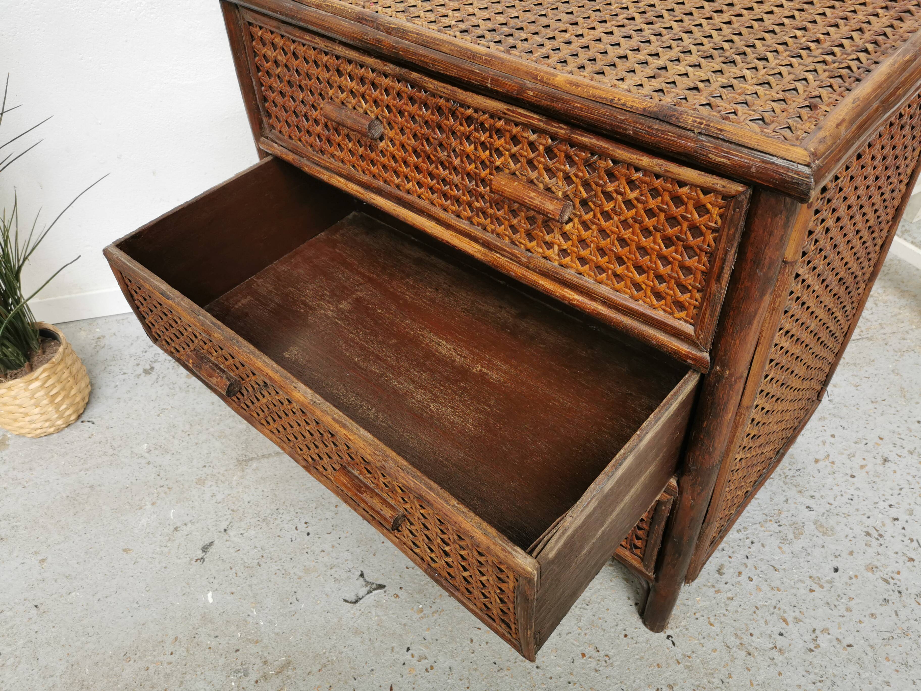 Commode vintage en rotin et cannage