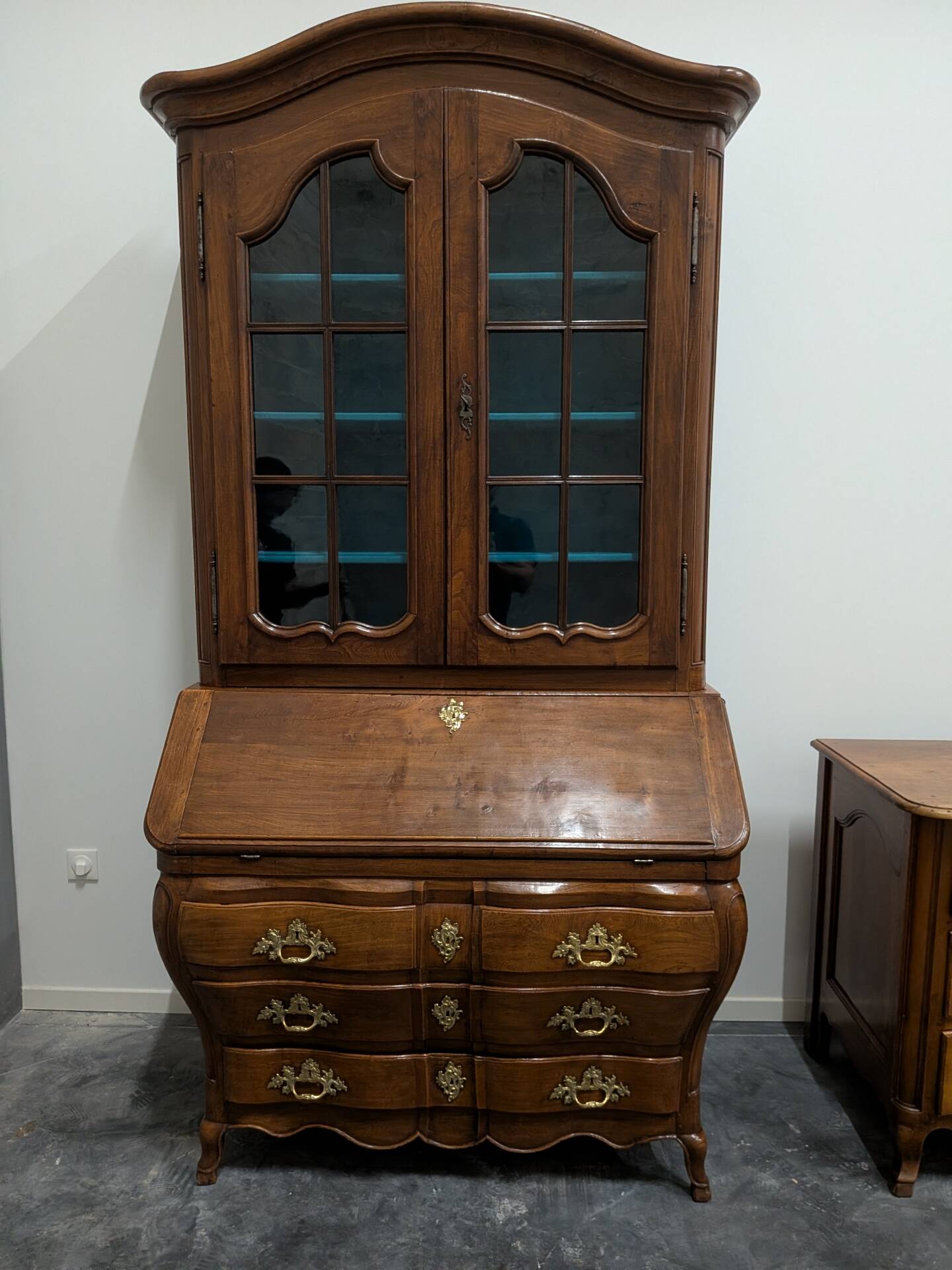Bureau scriban en tombeau à vitrine, orme massif, XVIIIe