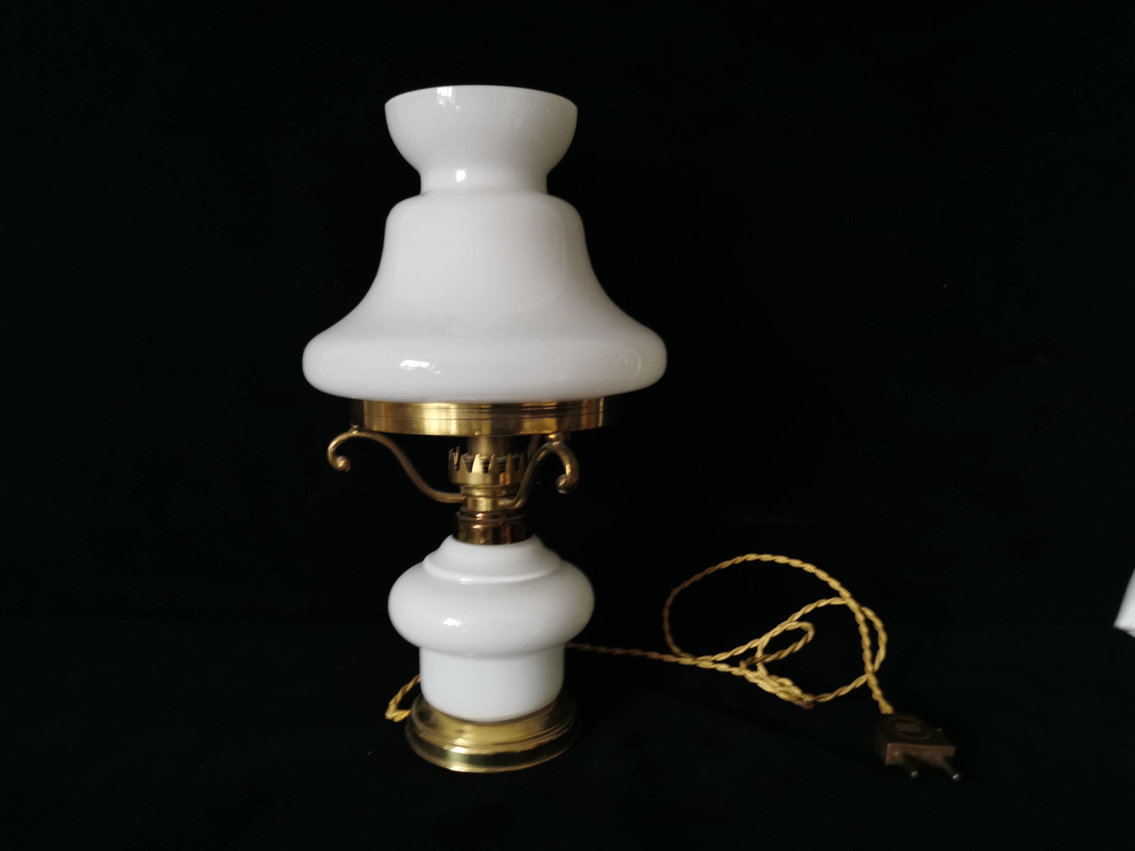 lampe de chevet en opaline blanche