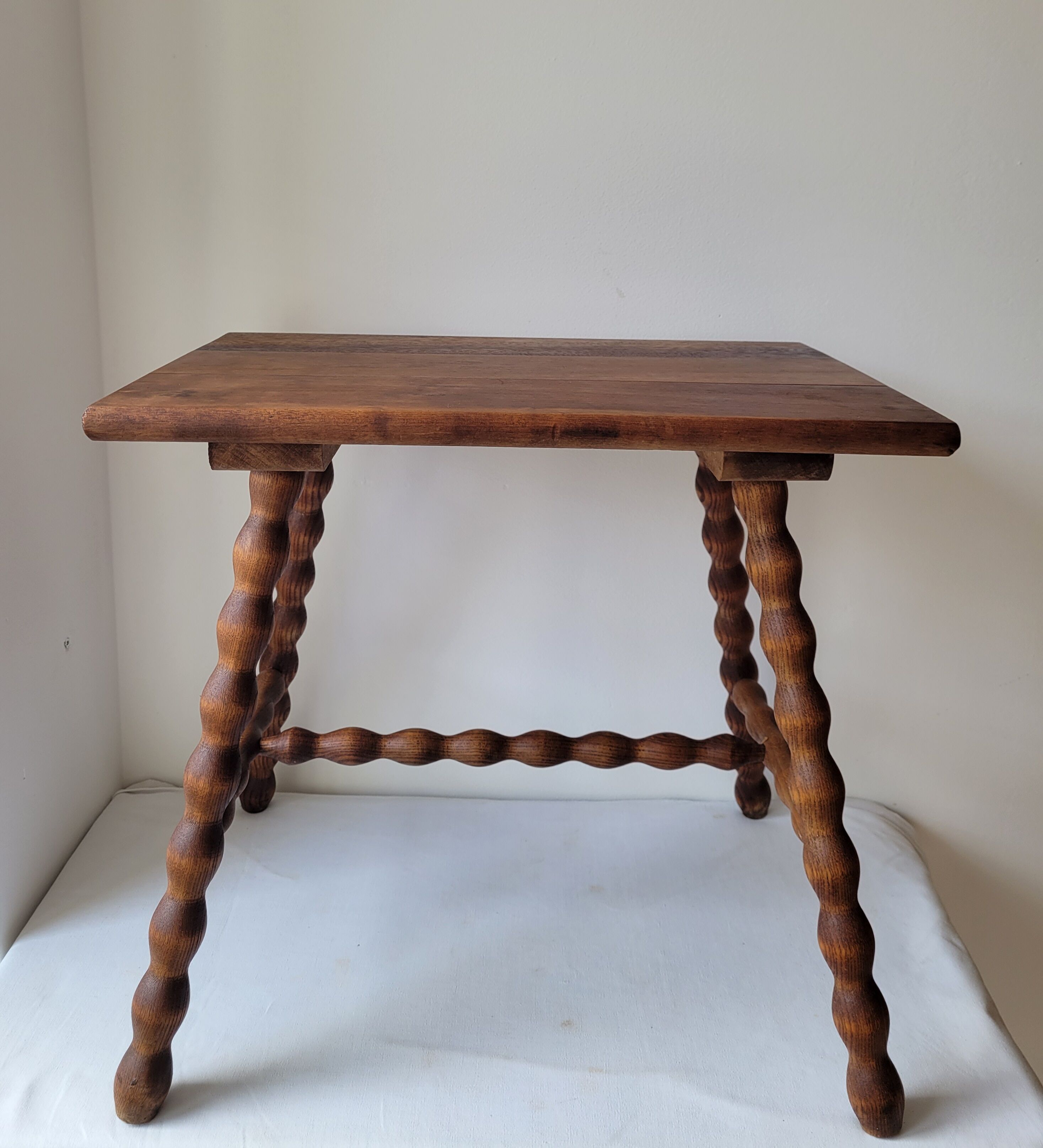 Table basse brutaliste pieds torsadés