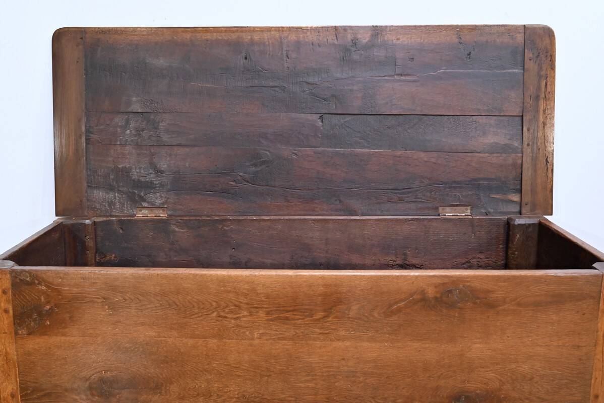 Important oak chest – late 19th century