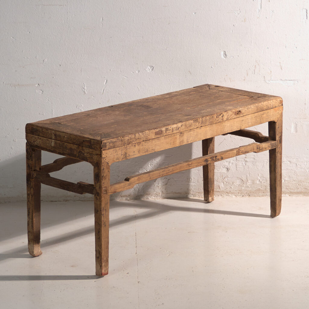 Banc bas ancien en bois de pin – Chine, vers 1890