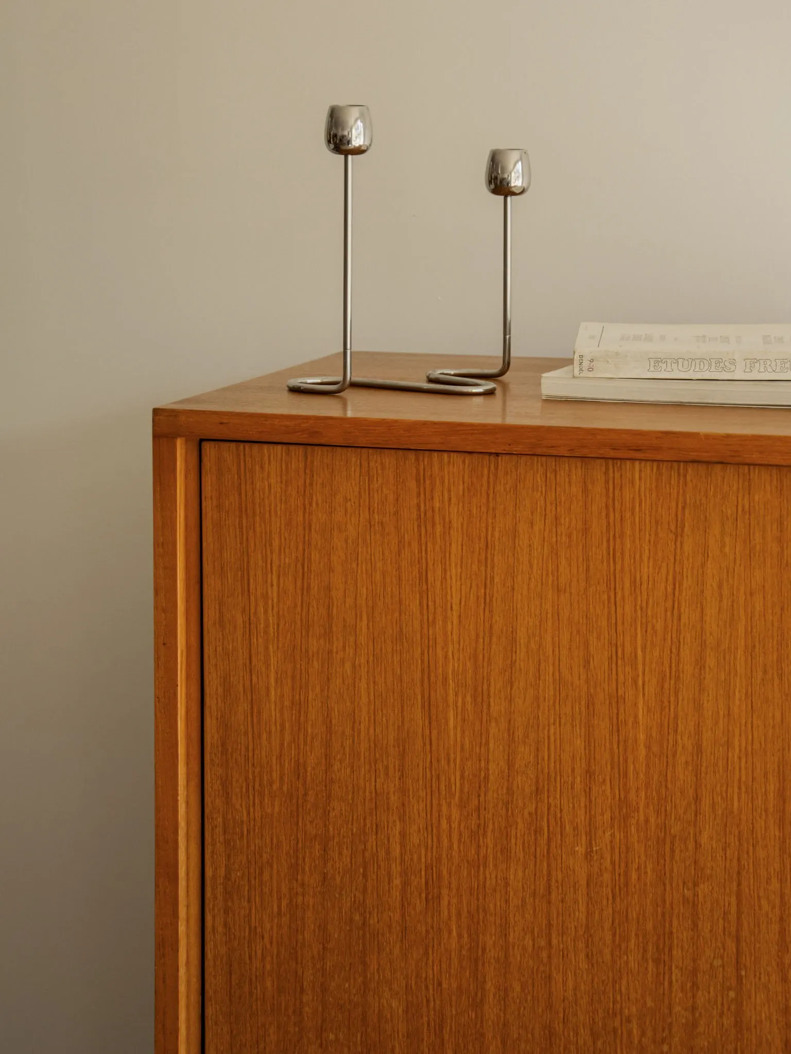 Bibliothèque vitrine scandinave pieds chromés vintage