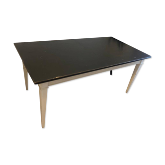 Extendable solid wood dining table