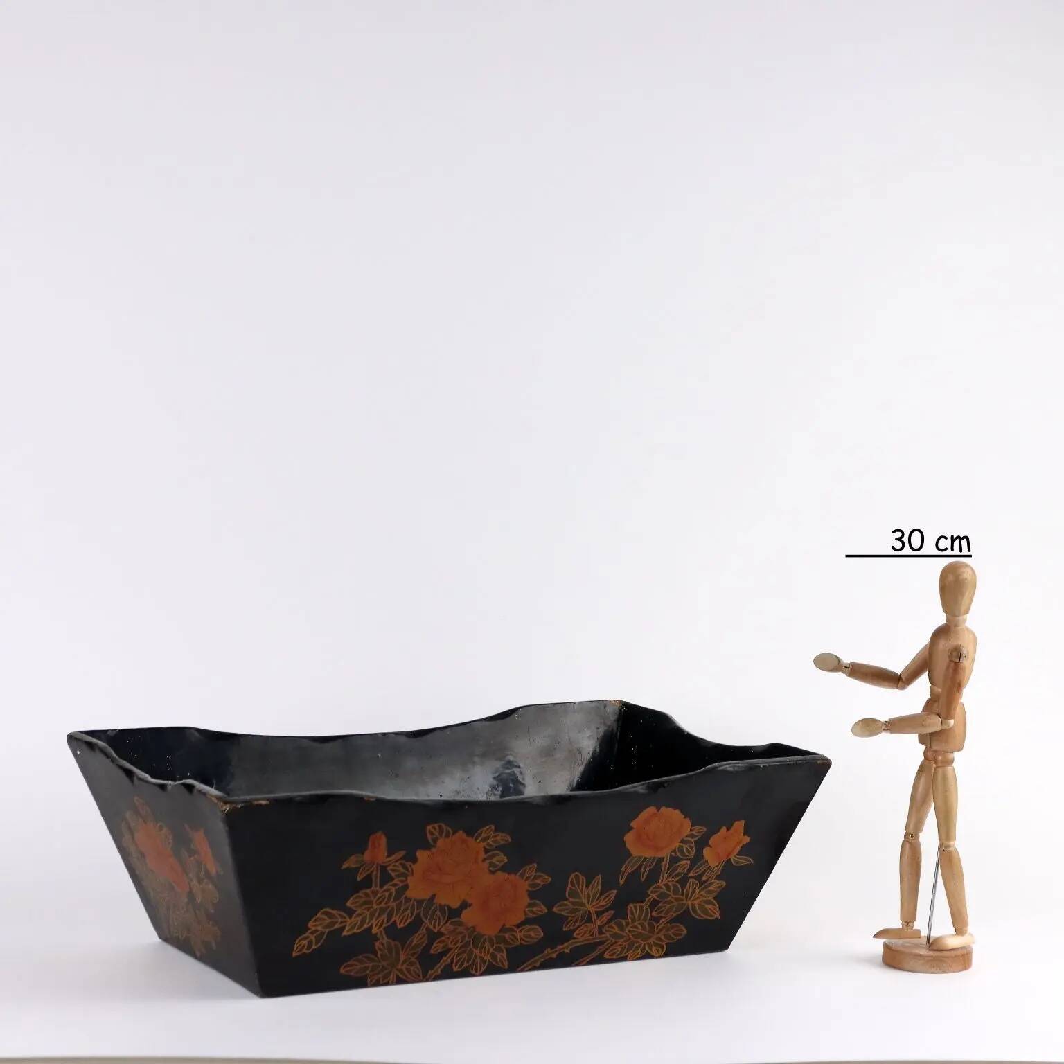 Antique lacquered wooden basket, Orient, second half of the 20th century.