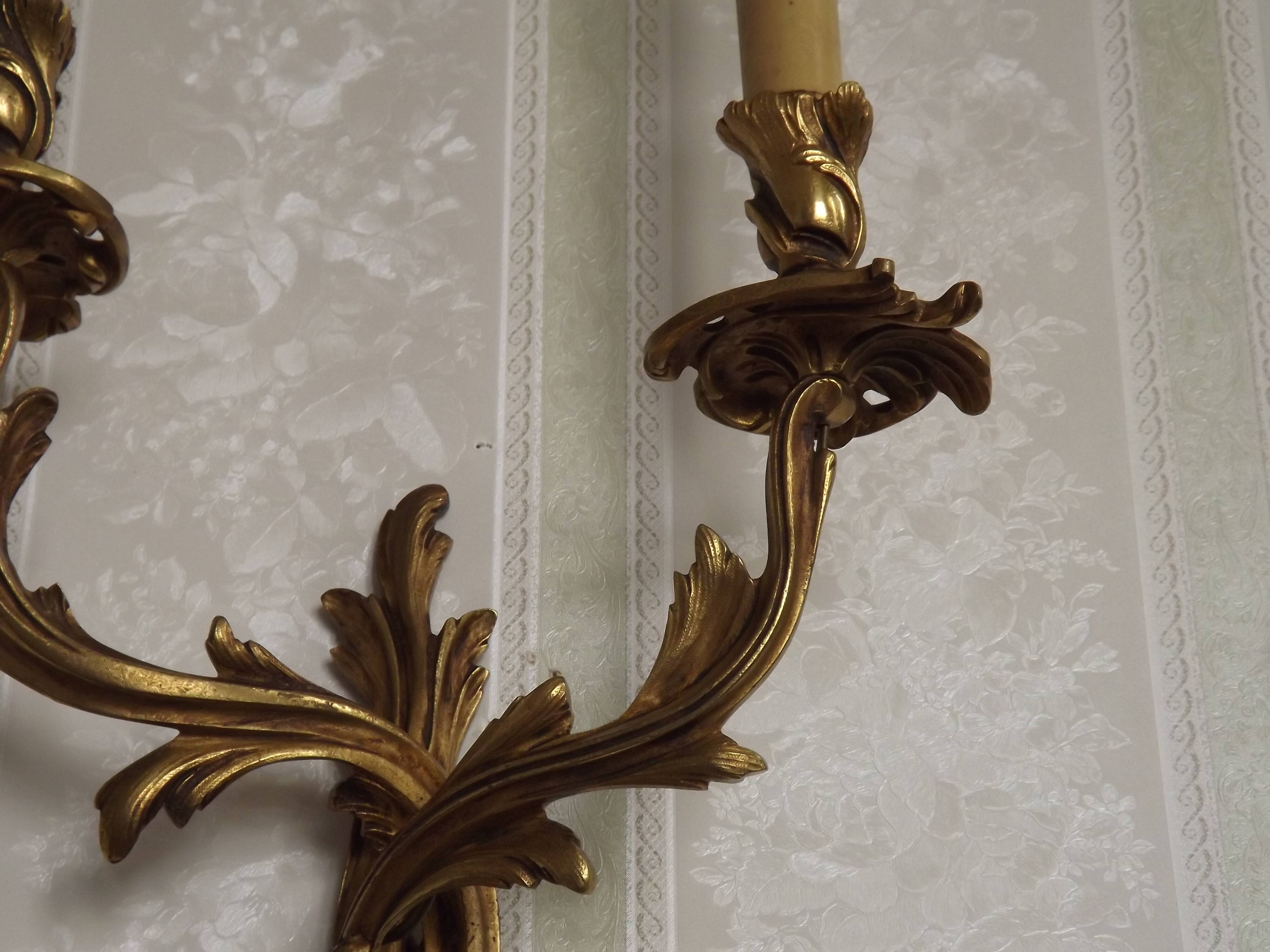 Bronze wall sconces decorated with acanthus leaves.