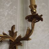 Bronze wall sconces decorated with acanthus leaves.