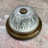 Plafonnier en laiton et verre moulé ancien