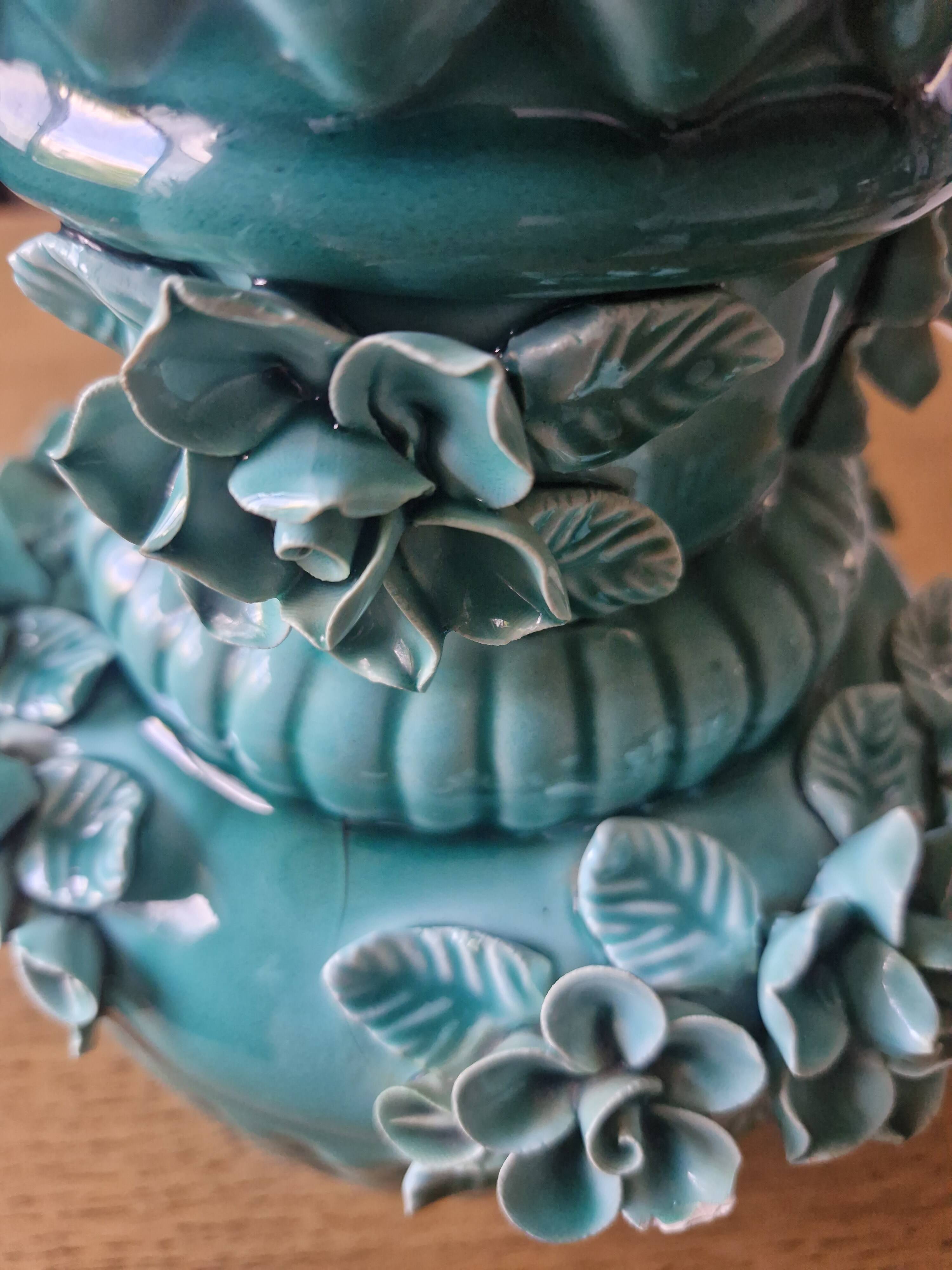 Vase ancien en barbotine bleu turquoise