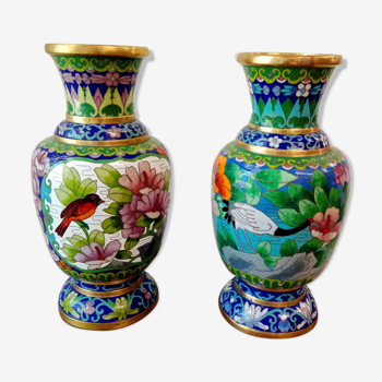 Paire de vases asiatiques motifs floraux et oiseaux en bronze cloisonnés