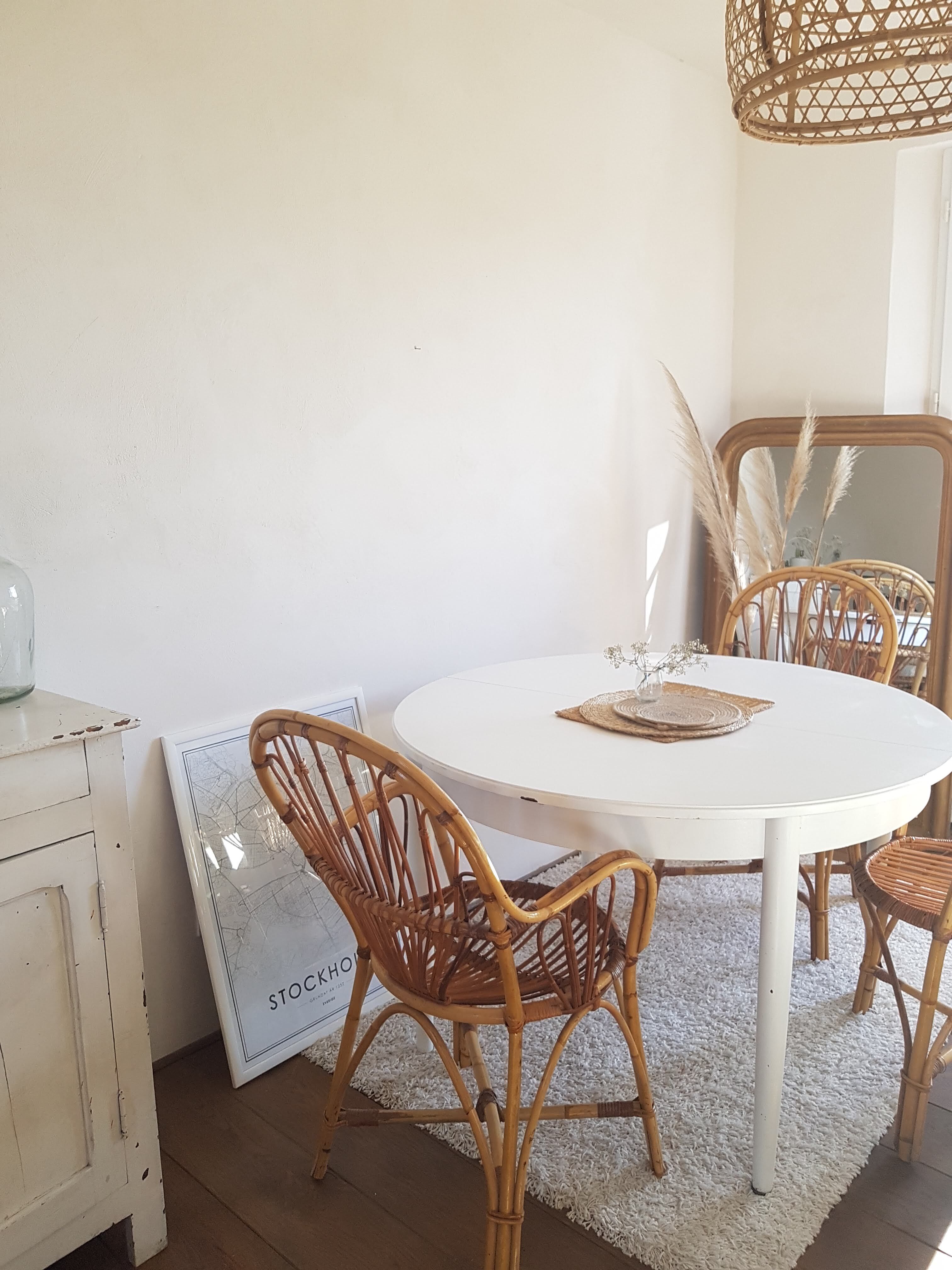 Scandinavian extendable table with butterfly extensions