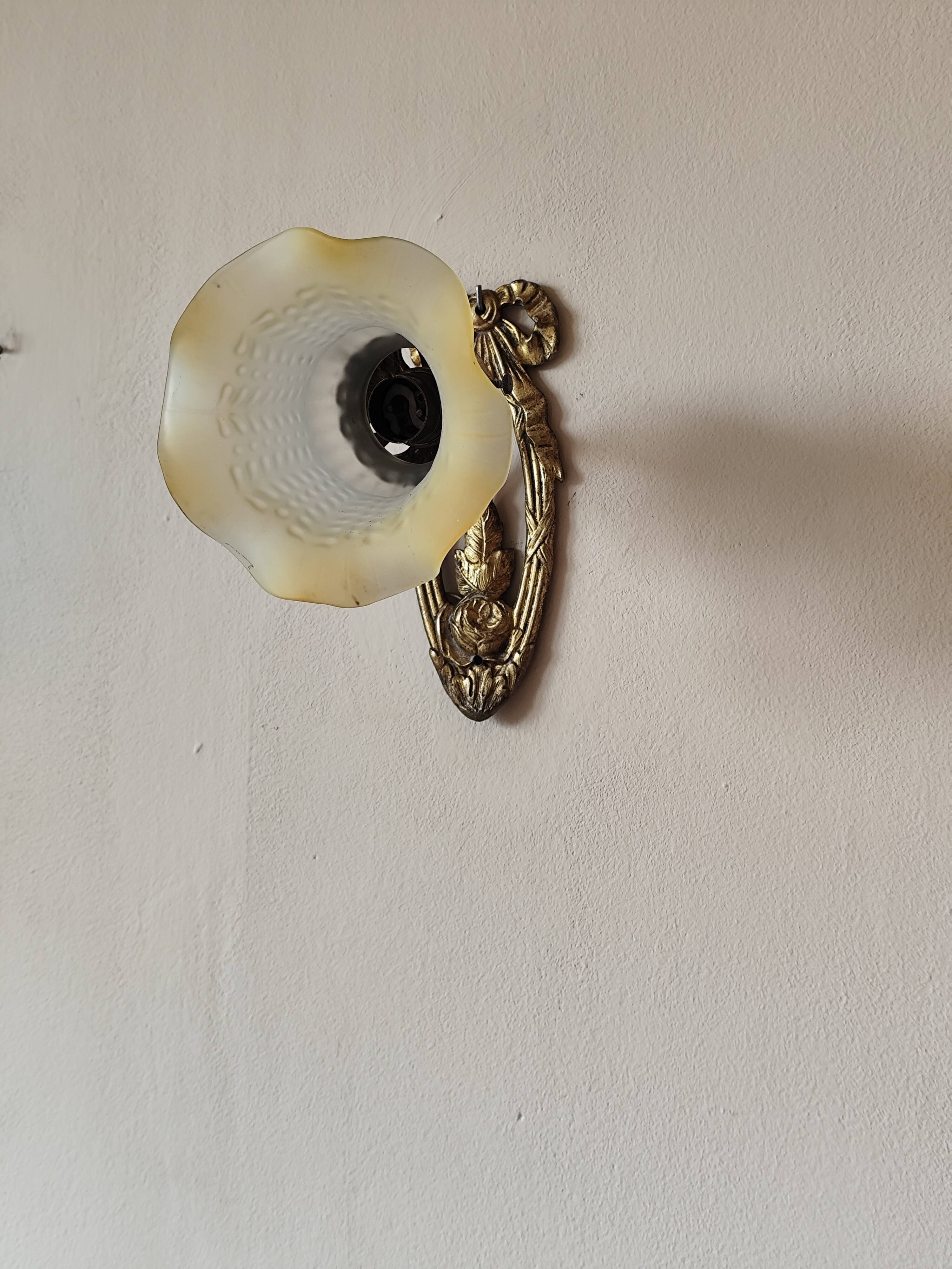 Antique wall light in gilded brass and glass tulip