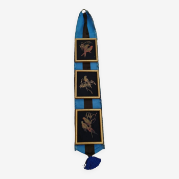 3 cadres peinture sur soie encadre sur ruban bleu en soie 1920 / 1940