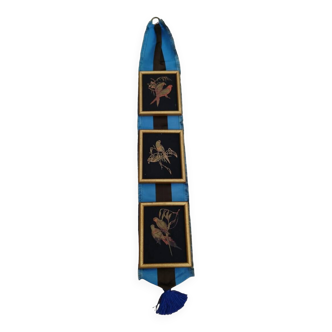 3 cadres peinture sur soie encadre sur ruban bleu en soie 1920 / 1940