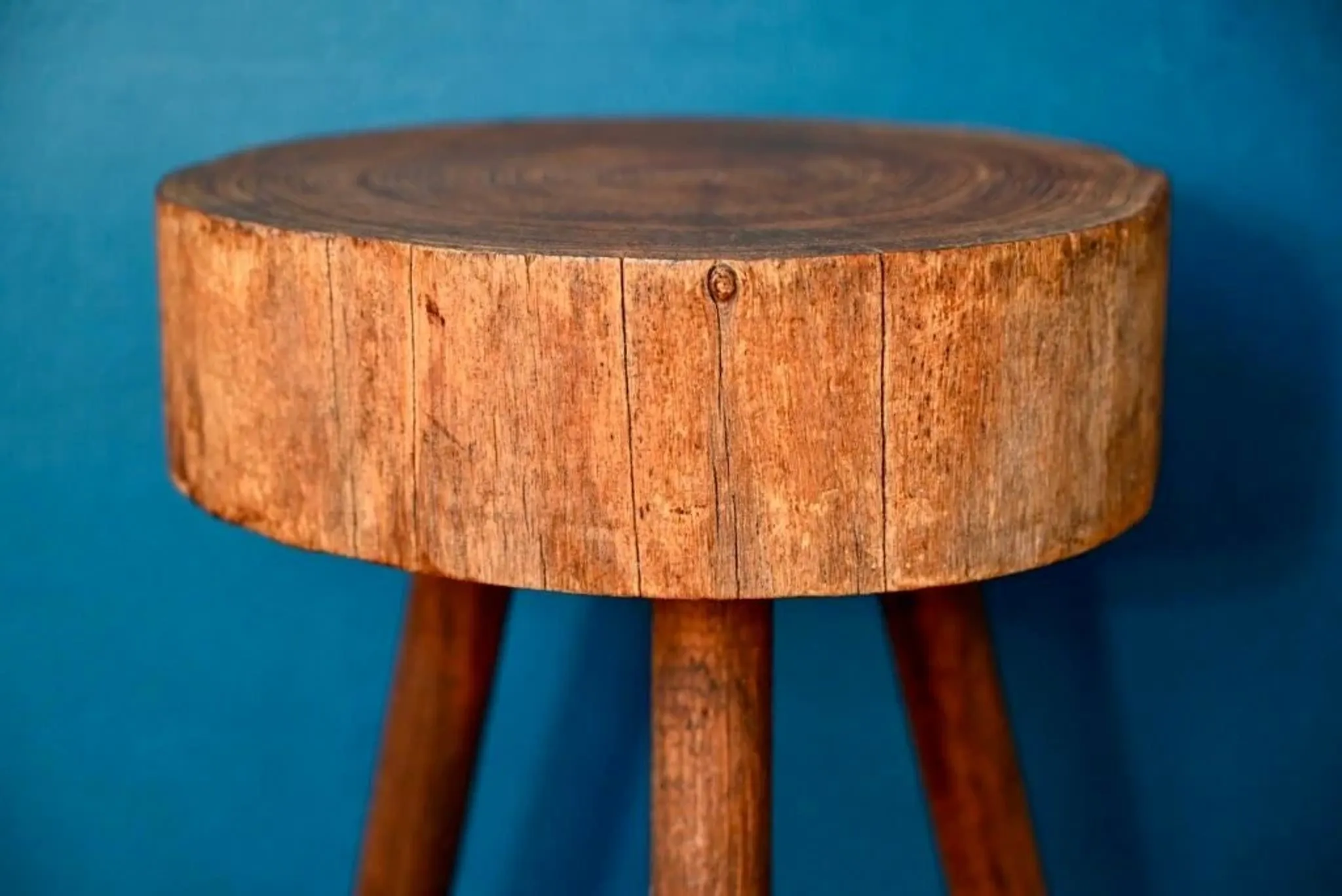 Rustic tripod stool in solid wood, 1950s brutalist style.