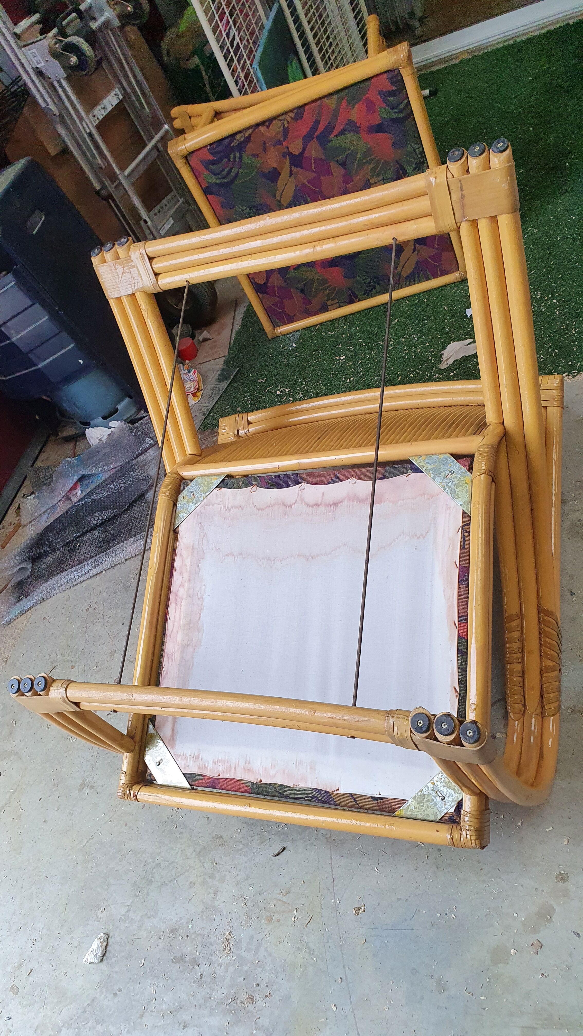 Resting rattan chair - rests feet