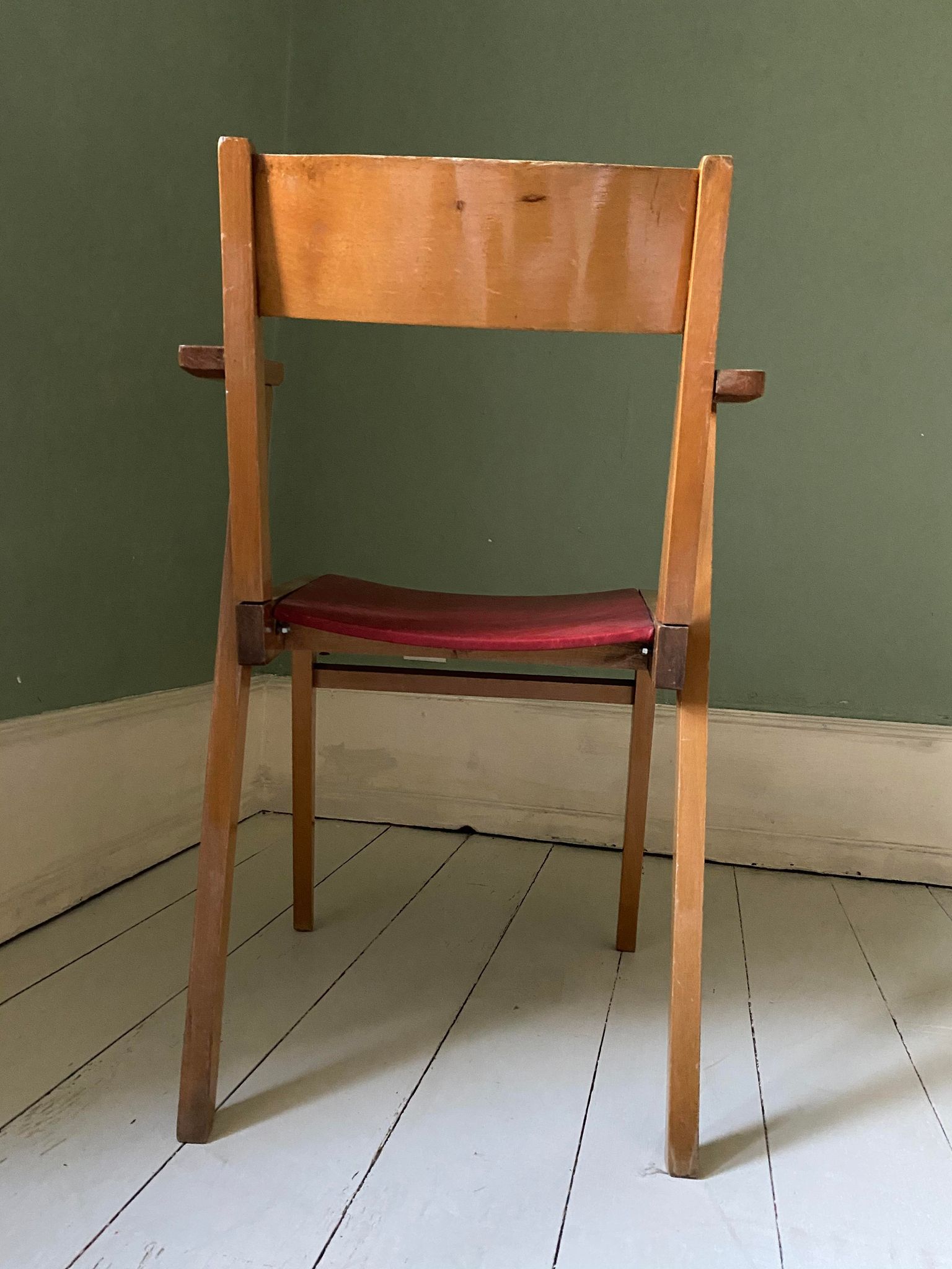 Fauteuil en bois blond et simili cuir rouge 1960