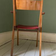 Fauteuil en bois blond et simili cuir rouge 1960