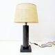 Lampe de table en marbre noir et abat-jour en raphia naturel