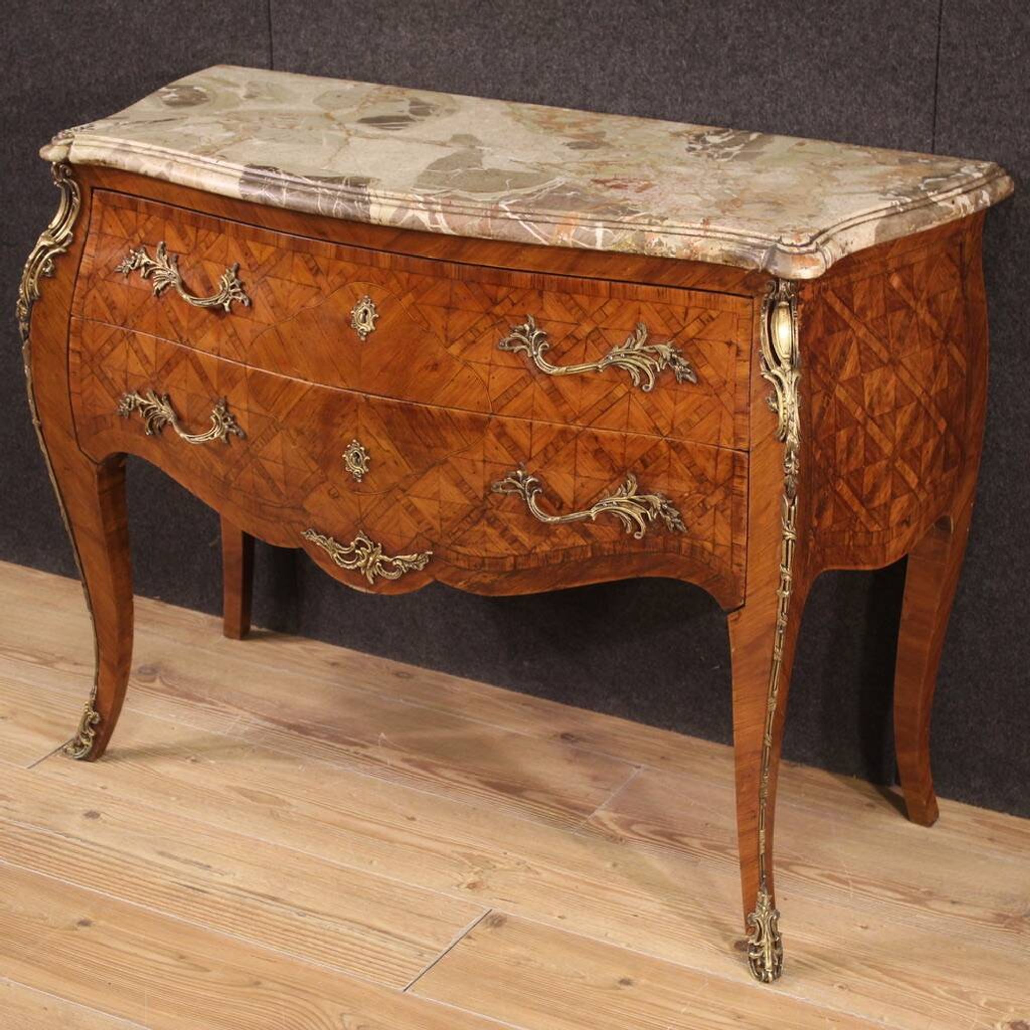 Commode française marquetée de style Louis XV du XXe siècle