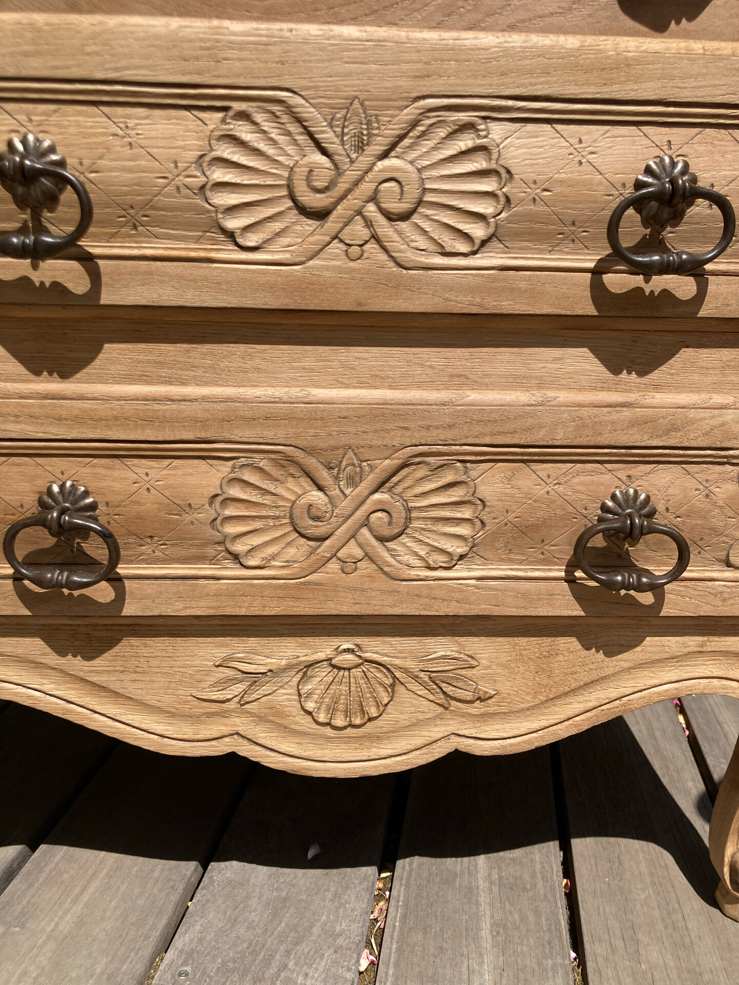 Superb Louis XV chest of drawers in oak ♥️ with mouldings and marquetry top.