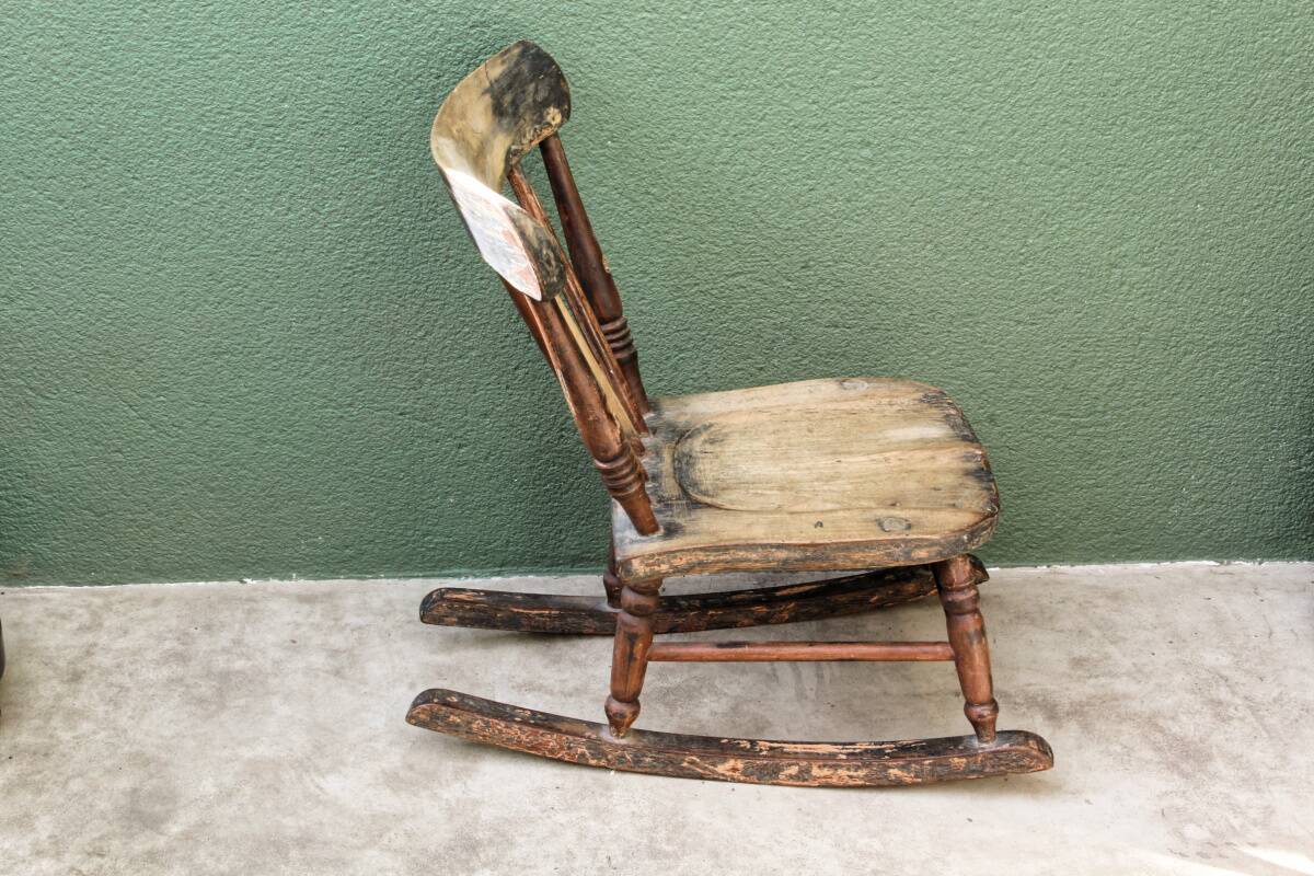 Rocking chair pour enfant en hêtre patiné, 19ème siècle
