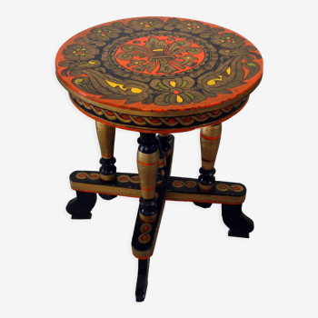 Old Indian pedestal table in painted wood