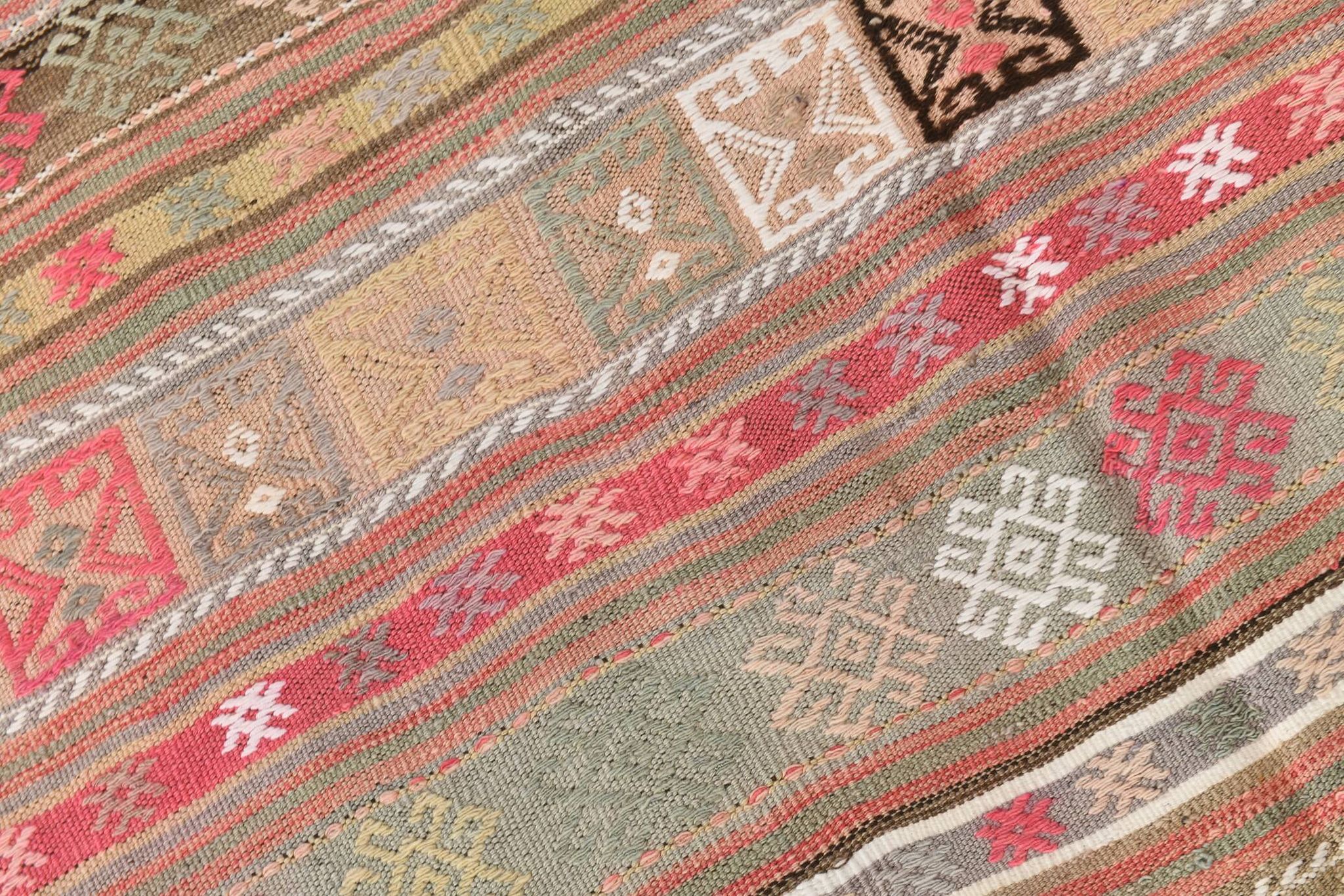 Tapis kilim ancien pastel, teintes délavées rose & vert, charme bohème,