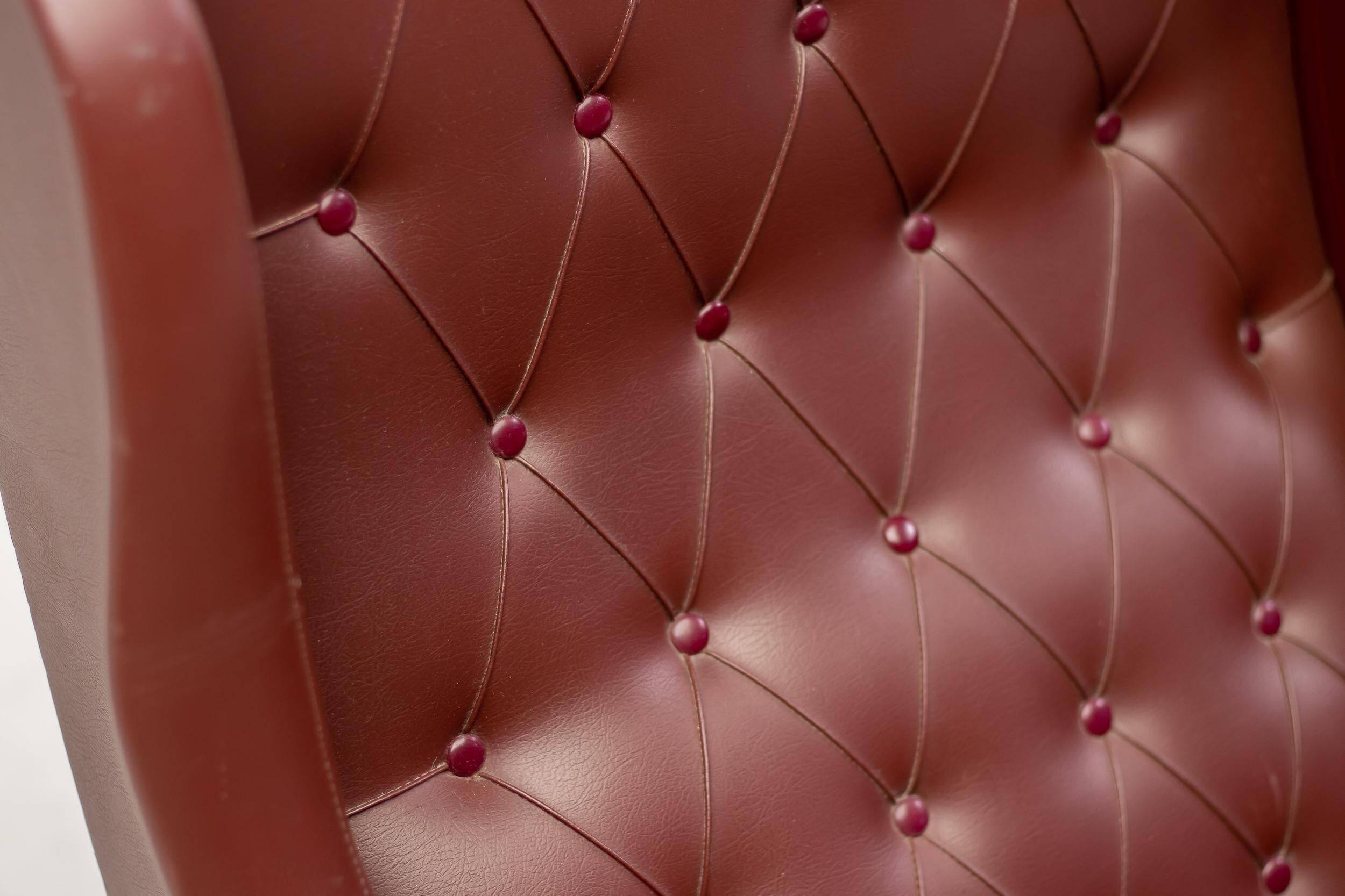 Italian reclining chaise longue from the 1950s in oxblood Naugahyde.