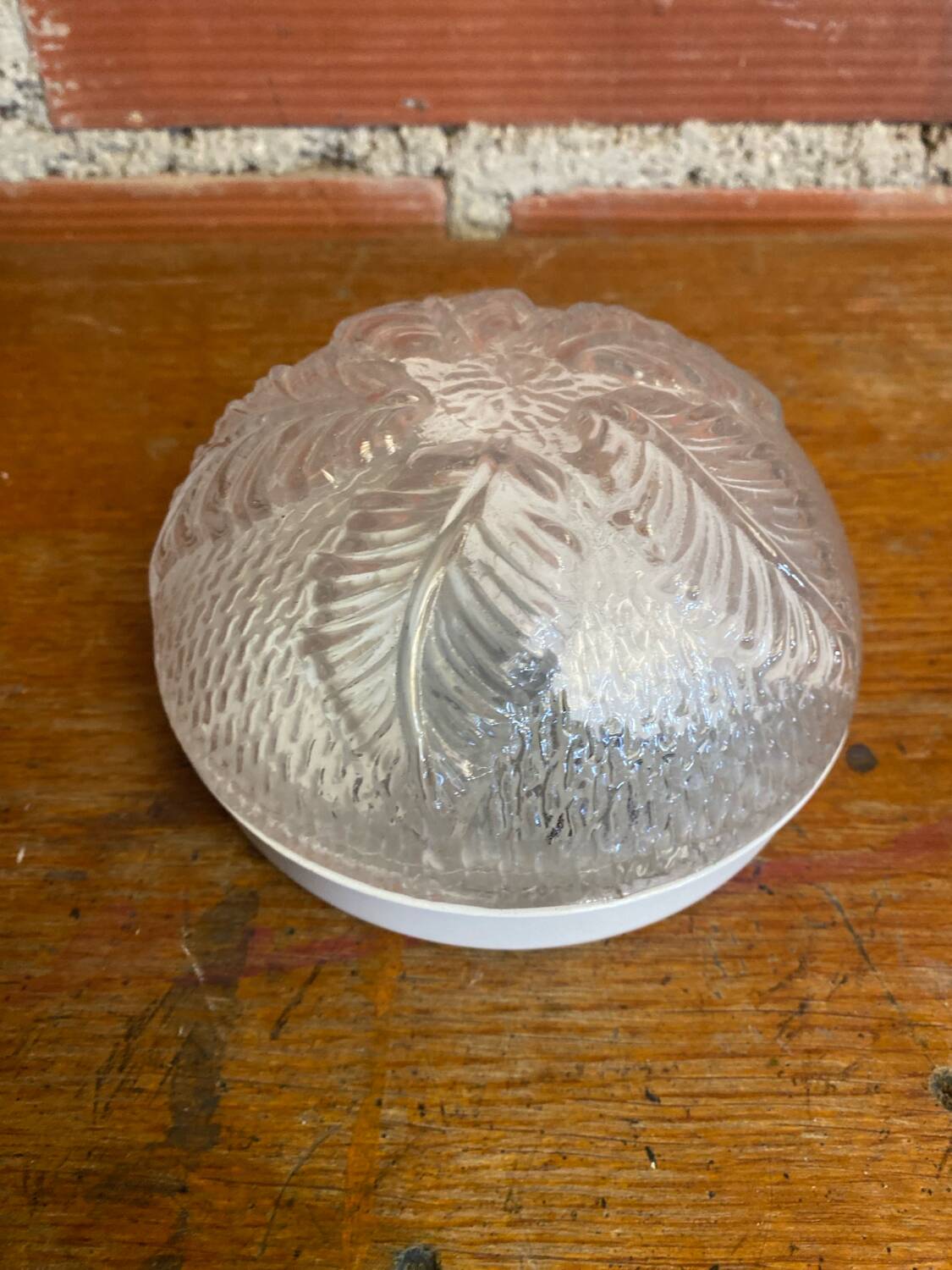 Plafonnier applique ancienne verre moulé + support metal blanc vintage