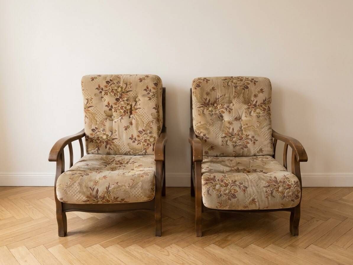 Pair of vintage 70s armchairs in floral fabric.