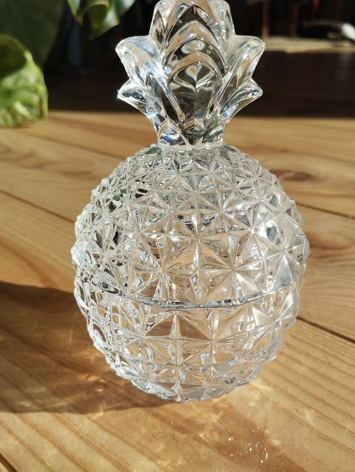 Cut crystal pineapple bonbonnière – Iconic decorative piece