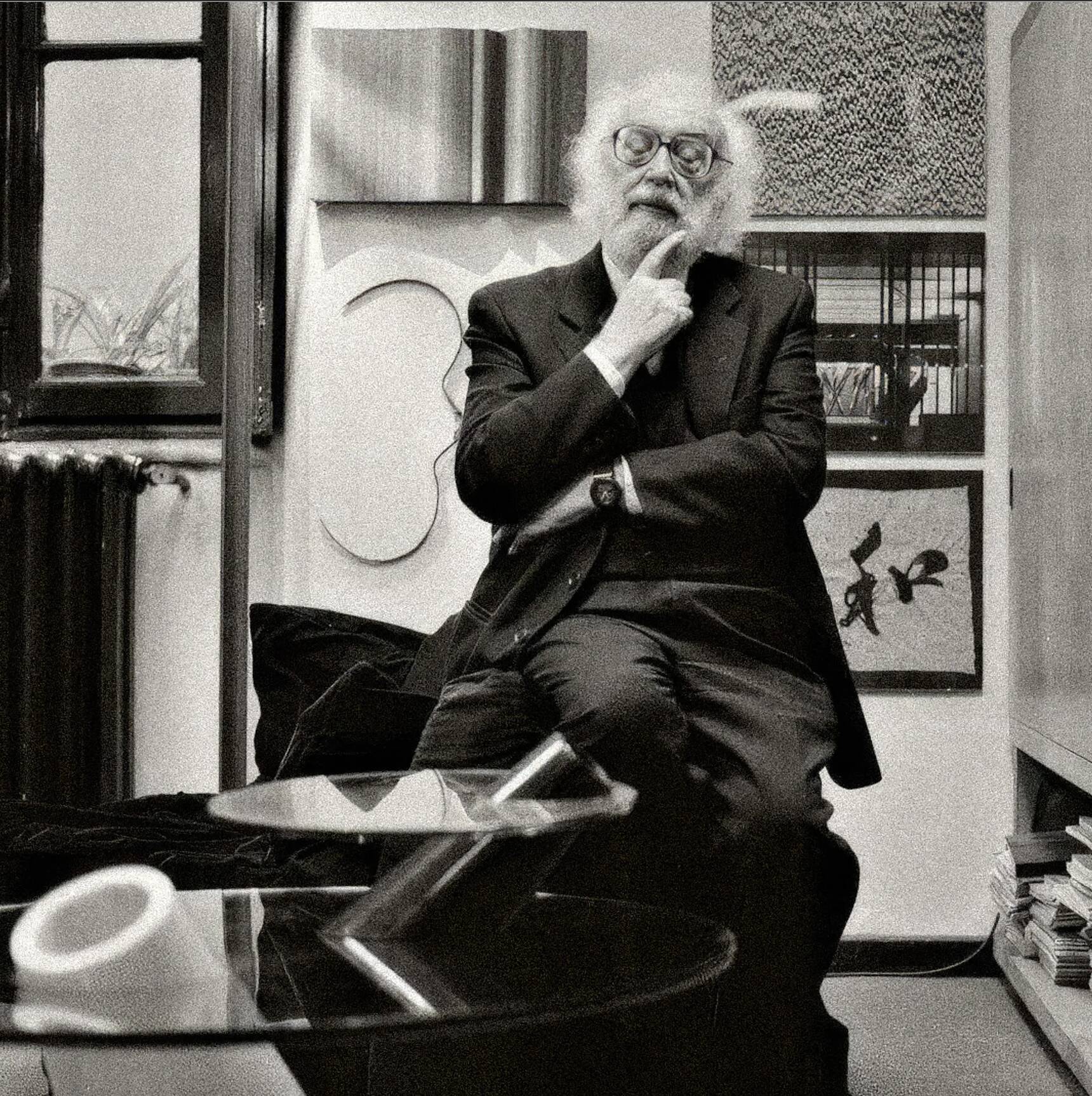 Round travertine coffee table, attributed to Angelo Mangiarotti, central cylindrical leg, 1970s