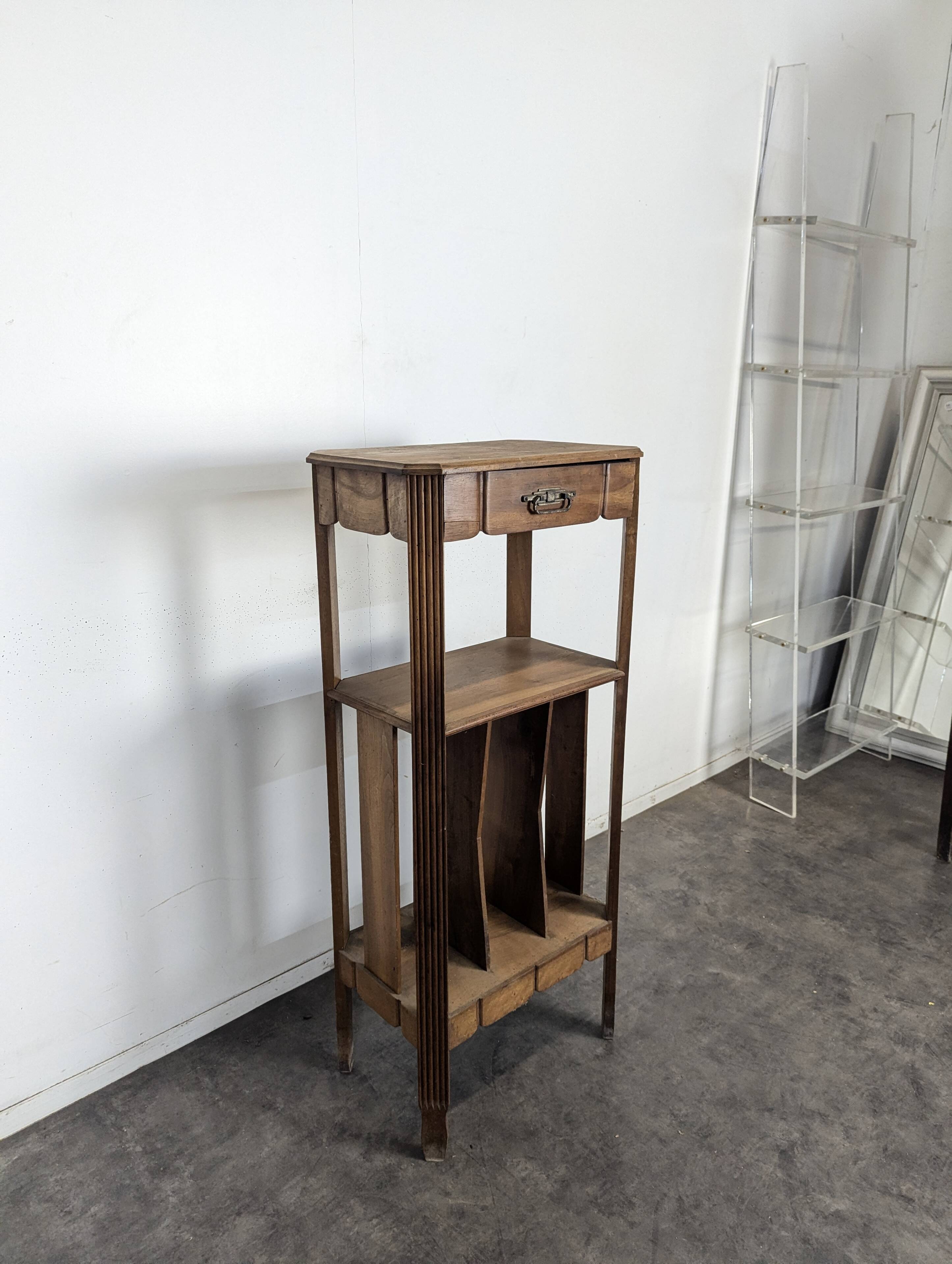 Meuble à partitions 1900 en noyer à casiers et un tiroir