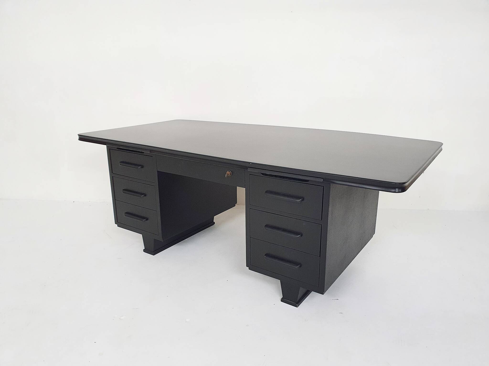Bureau exécutif en bois noir, années 1960