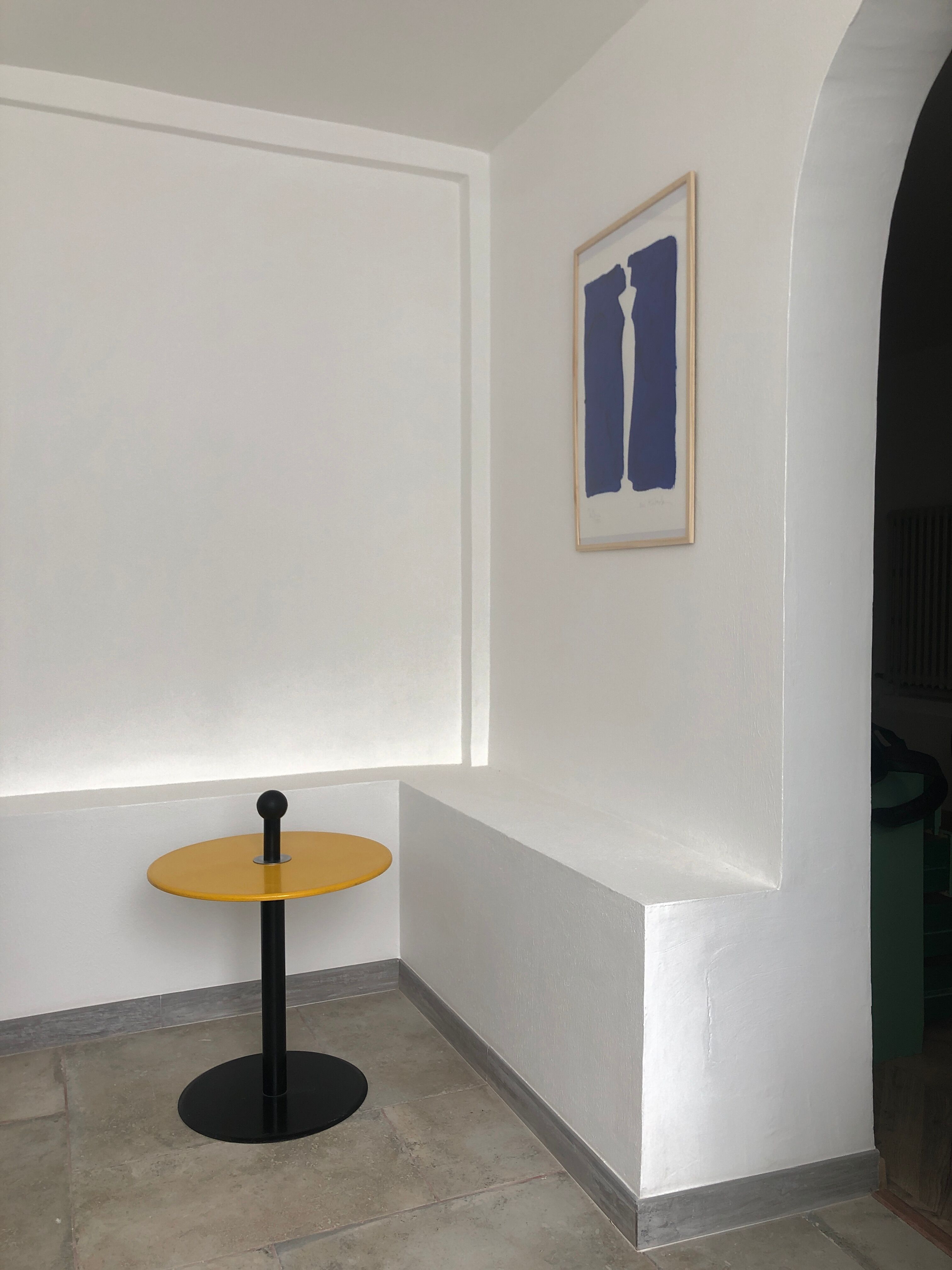 Coffee table / Yellow and black-sned peeling