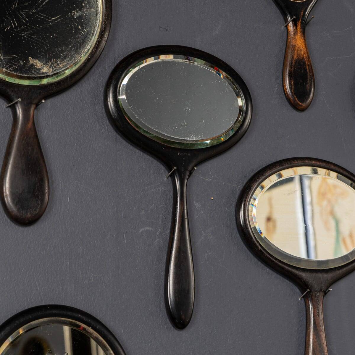Collection antique du 19ème siècle de vingt-cinq miroirs à main en bois
