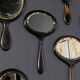 Collection antique du 19ème siècle de vingt-cinq miroirs à main en bois