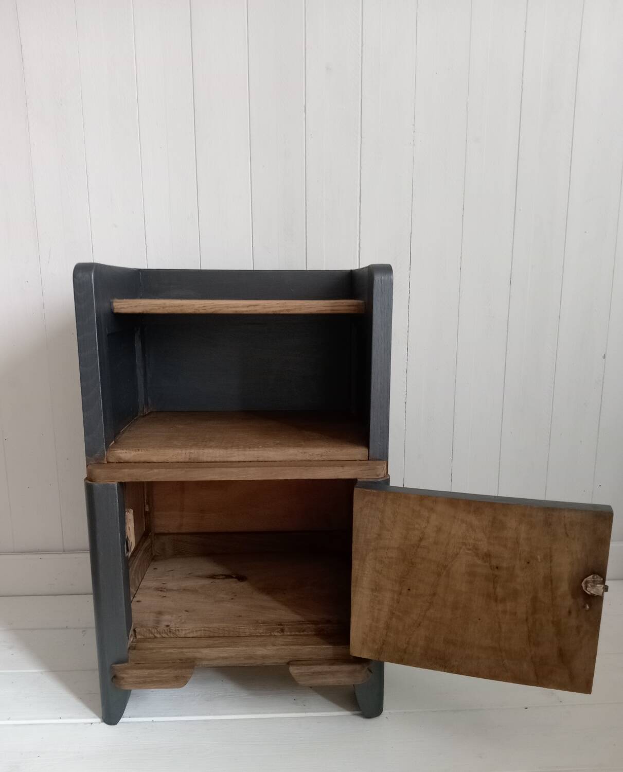 Bedside table / Side table