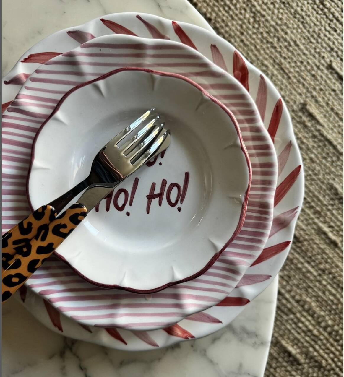 Fine pink striped plate 25cm