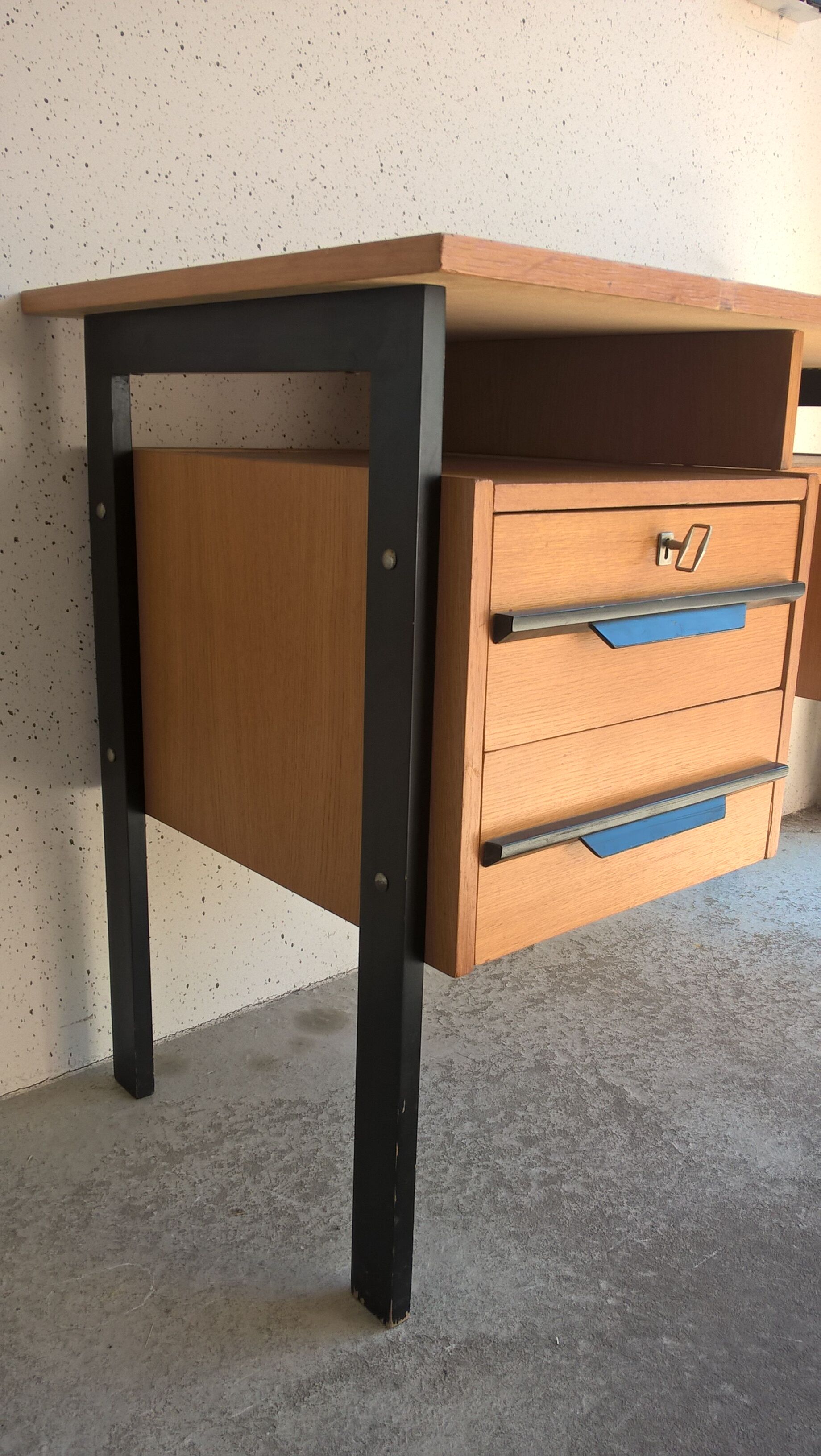 Bureau ancien au style moderniste & vintage