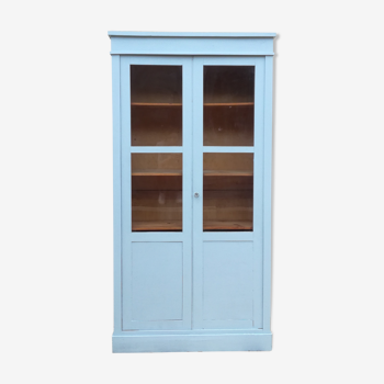 Armoire vitrine repeinte en gris bleuté