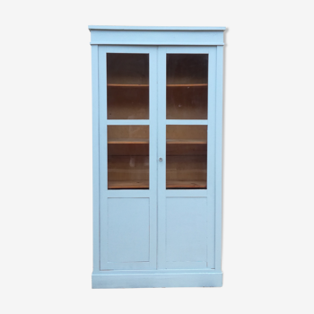 Showcase cabinet in blueish grey