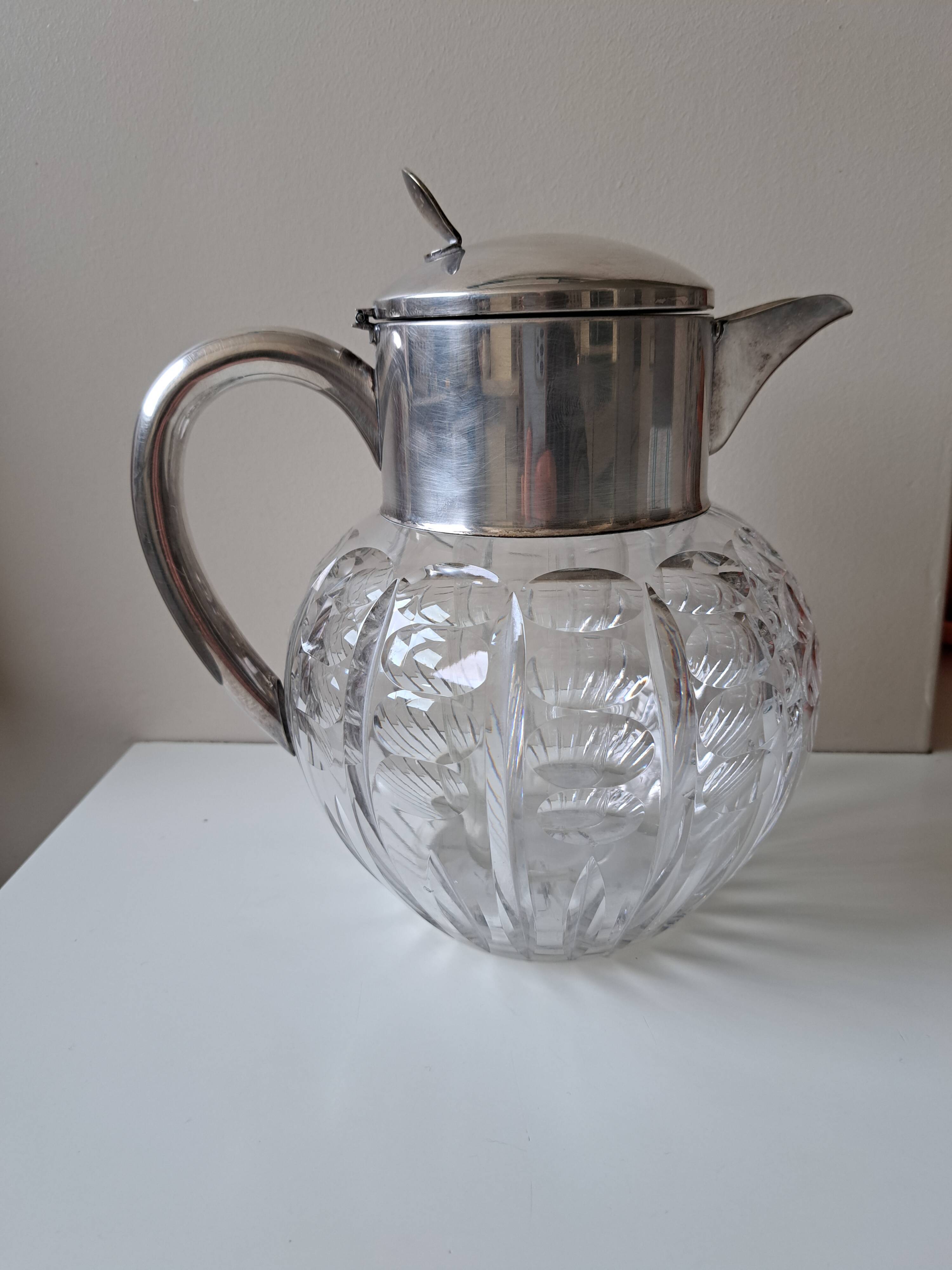 Cut crystal jug with ice compartment